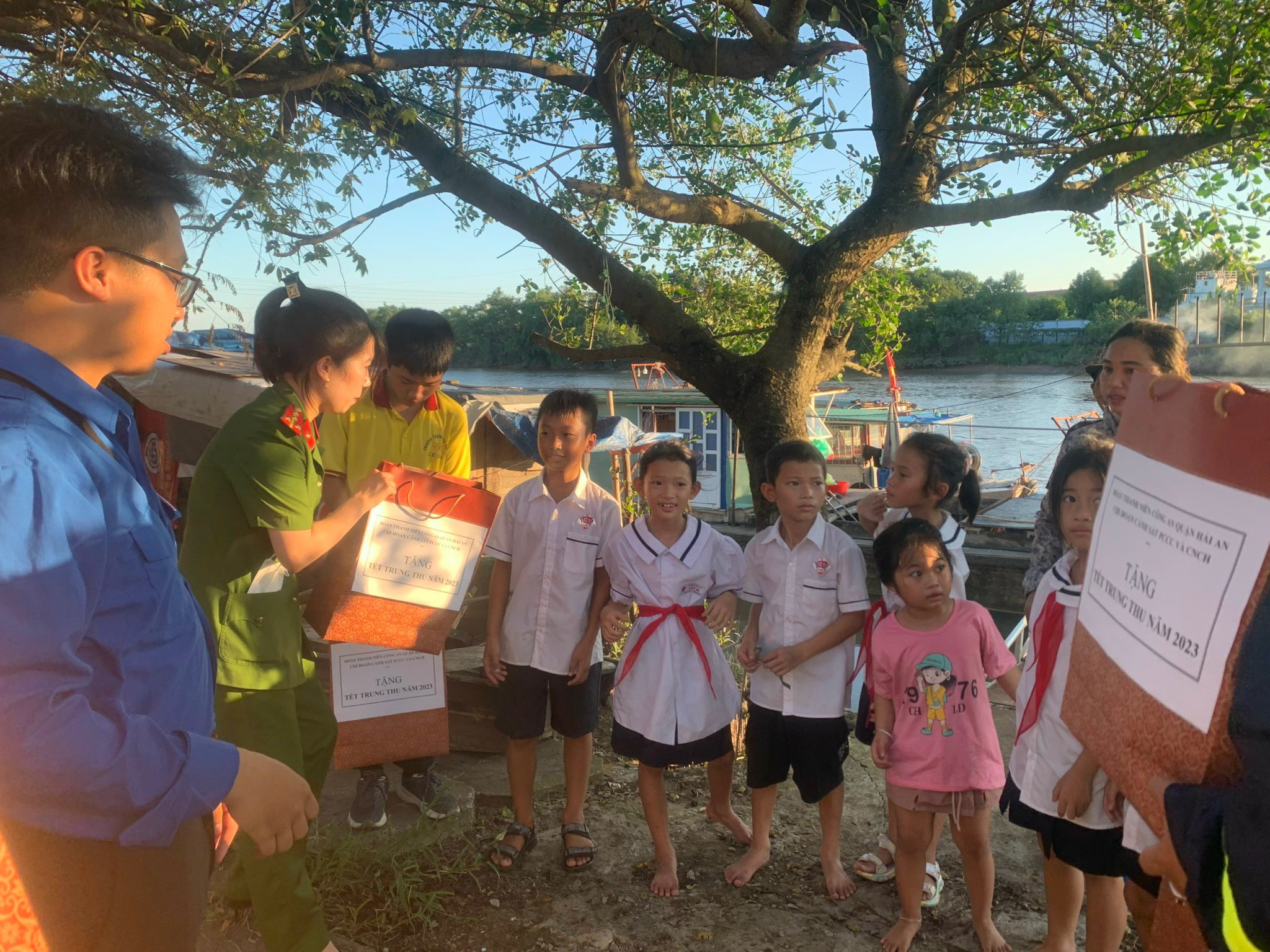 Chi đoàn Cảnh sát chữa cháy và Cứu hộ cứu nạn - Công an quận Hải An tặng quà trung thu cho các cháu thiếu nhi ở làng chài Cát Bi